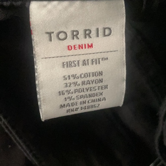 NWT Torrid black jegging rolled cuff crops. - Picture 11 of 12